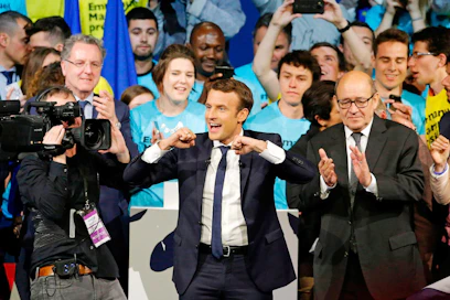 Maltillinen Emmanuel Macron on noussut ykkössuosikiksi ohi perinteisten puoluerivien. Puolustusministeri Jean-Yves Le Drian (oik.) kannusti hänen vaalitilaisuuttaan Saint-Herblainissa Nantesin lähellä keskiviikkona.