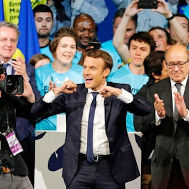 Maltillinen Emmanuel Macron on noussut ykkössuosikiksi ohi perinteisten puoluerivien. Puolustusministeri Jean-Yves Le Drian (oik.) kannusti hänen vaalitilaisuuttaan Saint-Herblainissa Nantesin lähellä keskiviikkona.