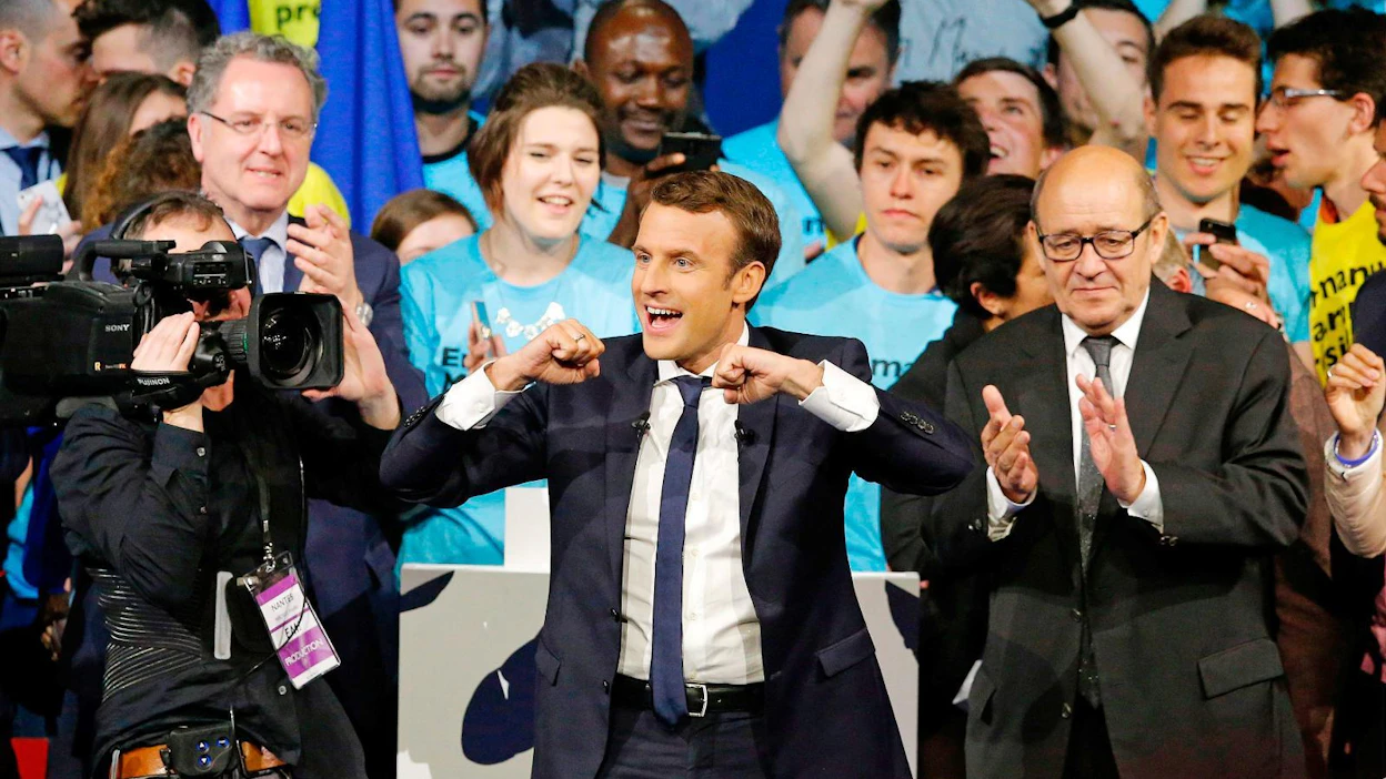 Maltillinen Emmanuel Macron on noussut ykkössuosikiksi ohi perinteisten puoluerivien. Puolustusministeri Jean-Yves Le Drian (oik.) kannusti hänen vaalitilaisuuttaan Saint-Herblainissa Nantesin lähellä keskiviikkona.