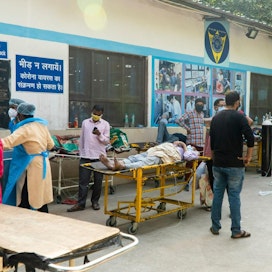 Intian terveydenhuolto on äärirajoillaan, ja monessa sairaalassa potilaat joutuvat jonottamaan sisäänpääsyä ulkona.  LEHTIKUVA/AFP