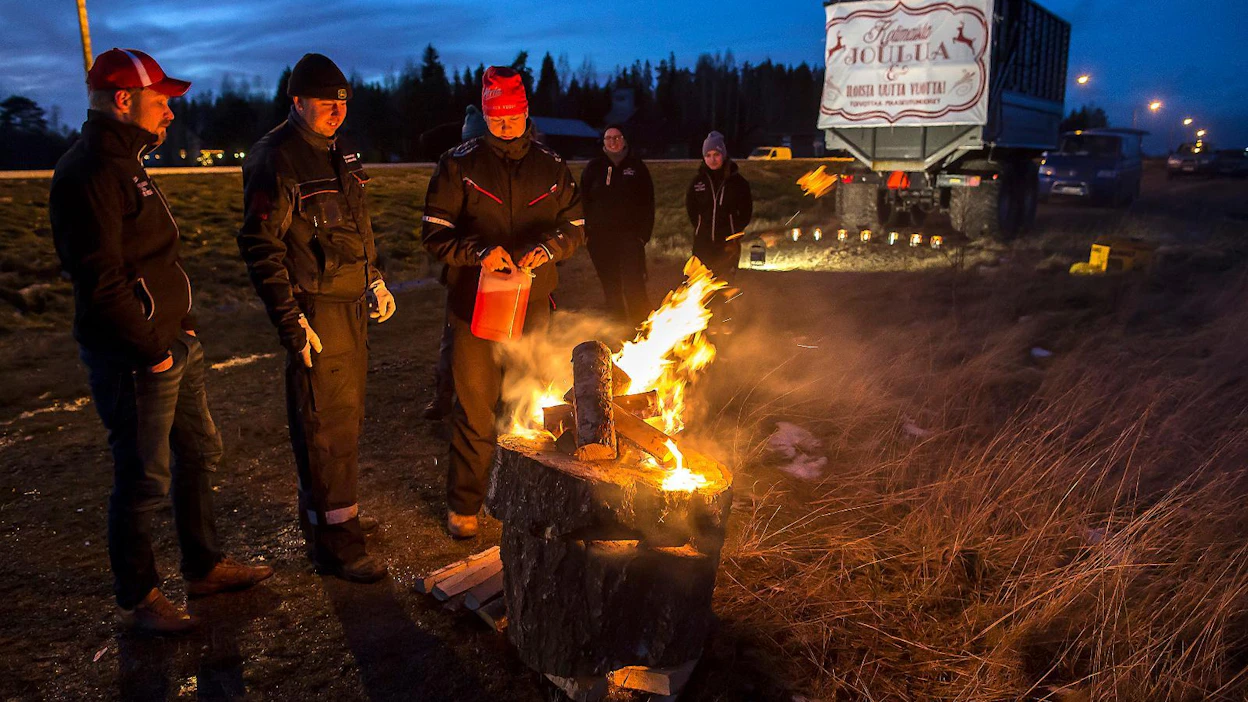 Mikko Peura (vas.), Tero Vuorenmäki, Seppo Korpi, Hanna Peura ja Kaisa Peura sytyttivät joulutulet Jalasjärvellä vuonna 2016.