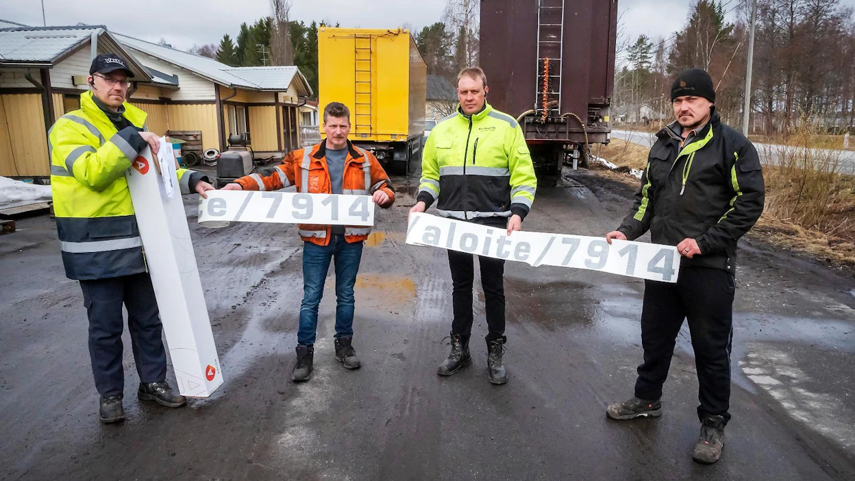 Turvemiehet Markus Mantela, Antti Alakotila, Jouko Pahkakangas ja Miika Mantela antavat ennakkomakua Helsingissä vapunaattona nähtävistä kylkiteksteistä. Tällä kertaa pääkaupunkiin saapuvien yhdistelmien lavoilla ei ole vielä turvetta.