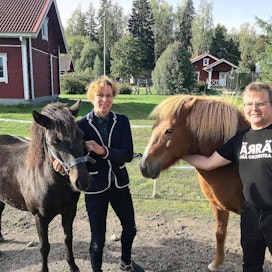 Virpi ja Ismo Kivinen ovat muokanneet matkailuyritystään ensin viranomaisten vaatimusten ja nyt omien ajatustensa ja aikansa mukaan. Toimivan maatilan pihapiirissä on vuokrauskäyttöön tehtyjä taloja sekä aitauksessa omia hevosia.