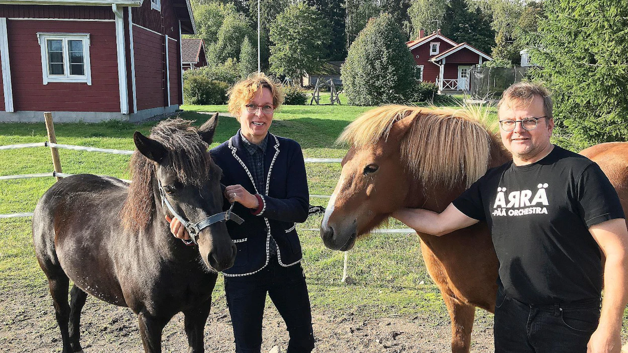 Virpi ja Ismo Kivinen ovat muokanneet matkailuyritystään ensin viranomaisten vaatimusten ja nyt omien ajatustensa ja aikansa mukaan. Toimivan maatilan pihapiirissä on vuokrauskäyttöön tehtyjä taloja sekä aitauksessa omia hevosia.