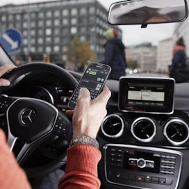 Hieman yli puolet suomalaisista tuomitsee somettamisen ajoneuvon ollessa pysähtyneenä liikennevaloissa. LEHTIKUVA / SAMI HALINEN