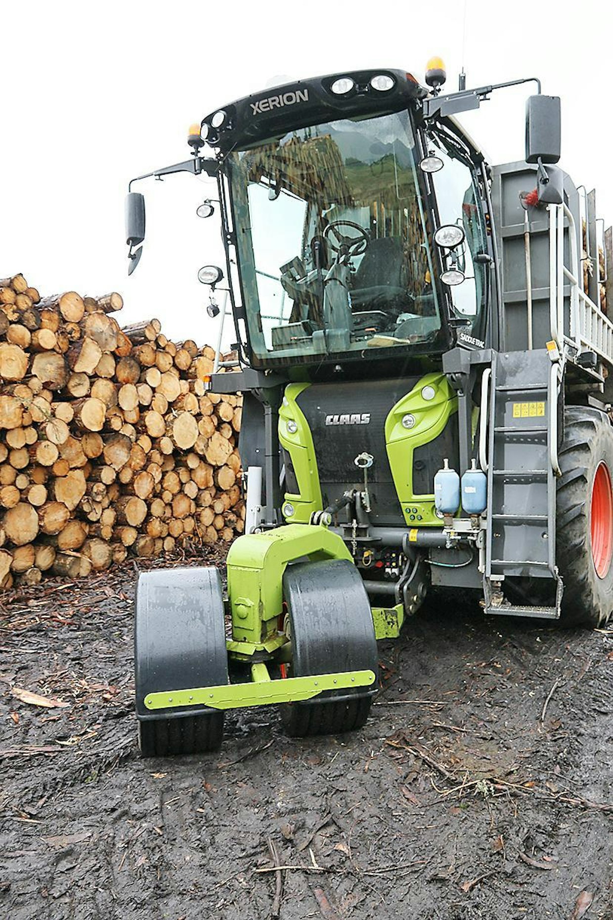 Claas Xerionin etunostolaitetta on hyödynnetty etuapupyörän asennuksessa. Pyöräpari on nostettavissa tiukoissa mutkissa ylös. Sen painatuspainetta seurataan ohjaamon ulkopuolella olevista painemittareista.