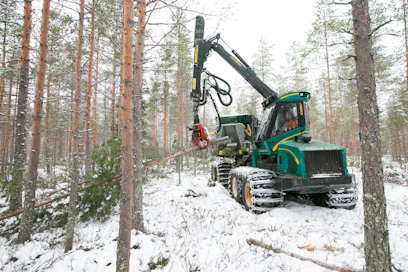 Pätevistä metsäkoneenkuljettajista on jo nyt pula. Investointien myötä hyviä kuskeja tarvitaan yhä enemmän.