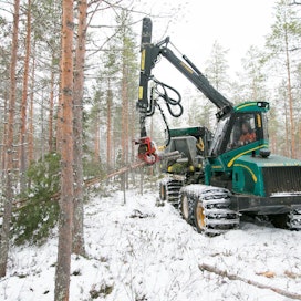 Pätevistä metsäkoneenkuljettajista on jo nyt pula. Investointien myötä hyviä kuskeja tarvitaan yhä enemmän.