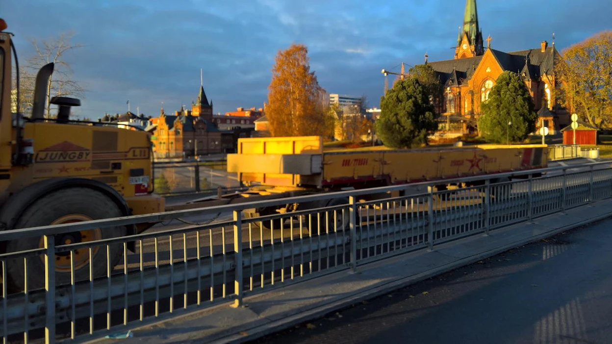 Ruotsin puolella eivät työkoneen vetämät perävaunuyhdistelmät ole mitenkään harvinainen näky. Sikäläiset säädökset antavat tähän mahdollisuuden. Pyöräkuormaimen vetämä poikkeuksellisen pitkä perävaunu osui kuvaan Uumajassa tänä syksynä.