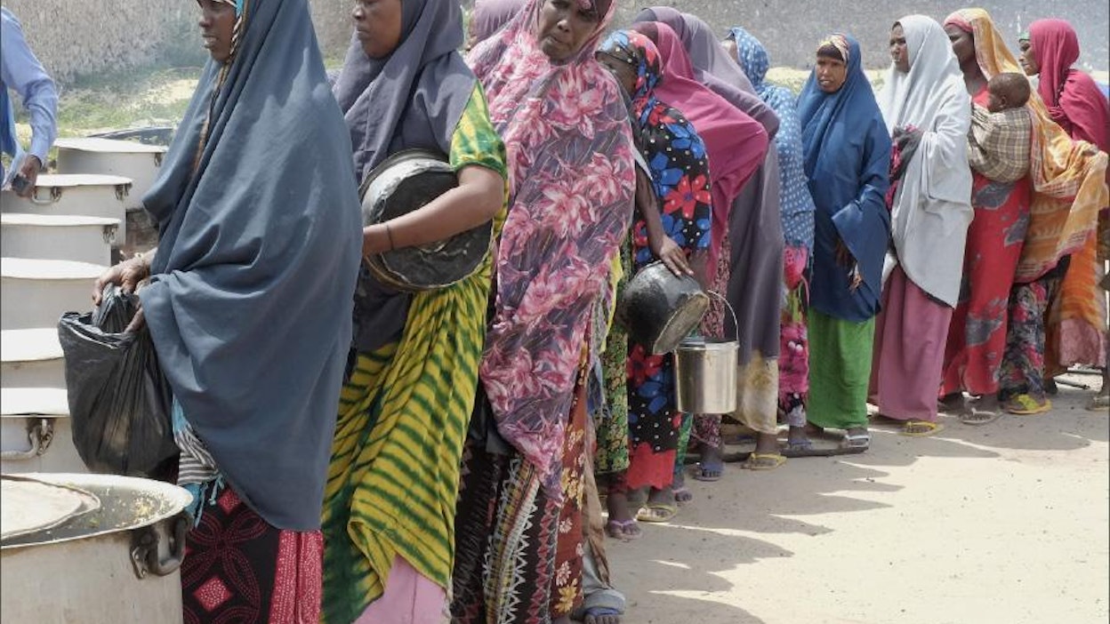 Sadekausi jäi keväällä kuukautta normaalia lyhyemmäksi Afrikan-sarvessa. Maailman ruokaohjelma WFP jakoi ruokaa Somalian pääkaupungissa Mogadishussa, jonne maaseudulta muuttaa ihmisiä kuivuutta pakoon. Susannah Nicole/WFP
