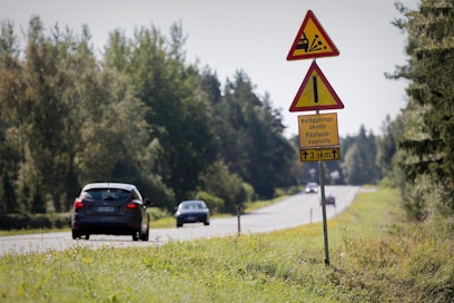 Liikennemerkit varoittavat autoilijoita 8-tiellä vaurioituneesta päällysteestä. Tie korjattiin alkukesällä.