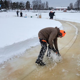 Janne Käpylehto näyttää yli 60 karusellin kokemuksella, kuinka jäätä sahataan.