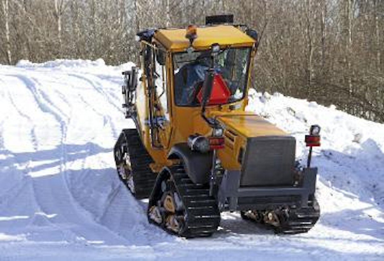 Wille 365B -kiinteistönhoitokoneeseen on nyt saatavilla PTH-Tracksin valmistama kumitelasarja. Telat mahdollistavat esimerkiksi latuhöylän vetämisen. Telasto vaati stopparin runkoniveleen, jolloin kääntösäde pienenee. Myös maksiminopeus laskee, mutta toisaalta telat parantavat menokykyä selvästi.