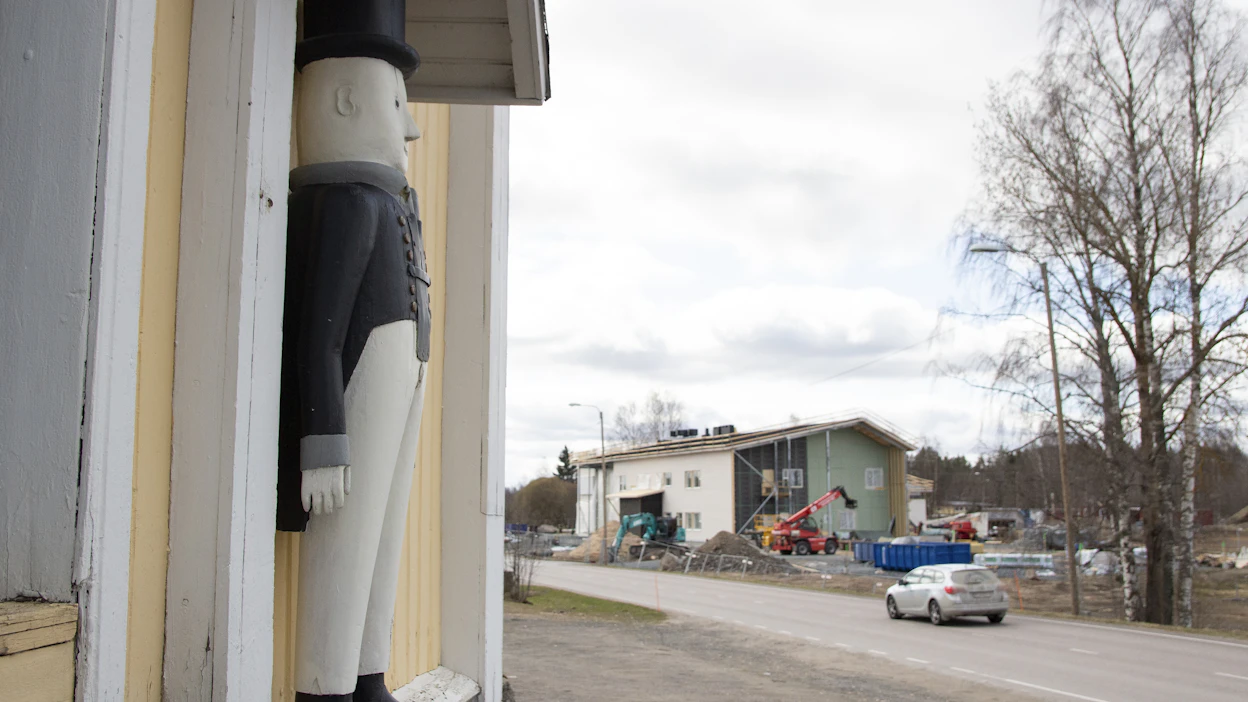 Raution kirkon vaivaisukko veistettiin 1800-luvulla keräämään rahaa köyhille. Nyt samaan maisemaan kohoaa uusi monitoimitalo, jonne tulee muiden muassa koulu ja päiväkoti.