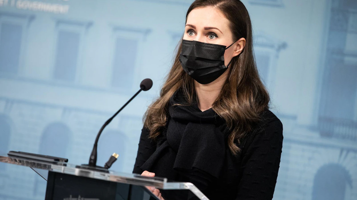 Pääministeri Sanna Marin (sd.) kertoi hallituksen tiedotustilaisuudessa Suomessa vallitsevista poikkeusoloista. Poikkeusolojen syy on sama kuin vuosi sitten, kun Suomeen todettiin poikkeusolot 16. maaliskuuta 2020, eli koronaviruksen aiheuttama pandemia.