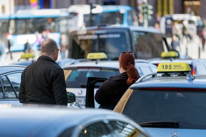Tuhannesta aikuisesta 91 prosenttia nimesi taksinkuljettajan mieheksi Neste K-liikenneasemien teettämässä tutkimuksessa.