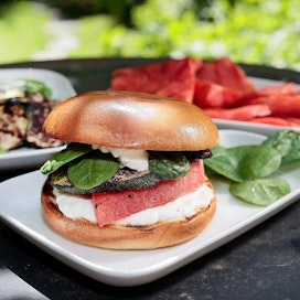 Puutarhurin burgerissa maistuu grillattu kesäkurpitsa sekä vesimeloni.
