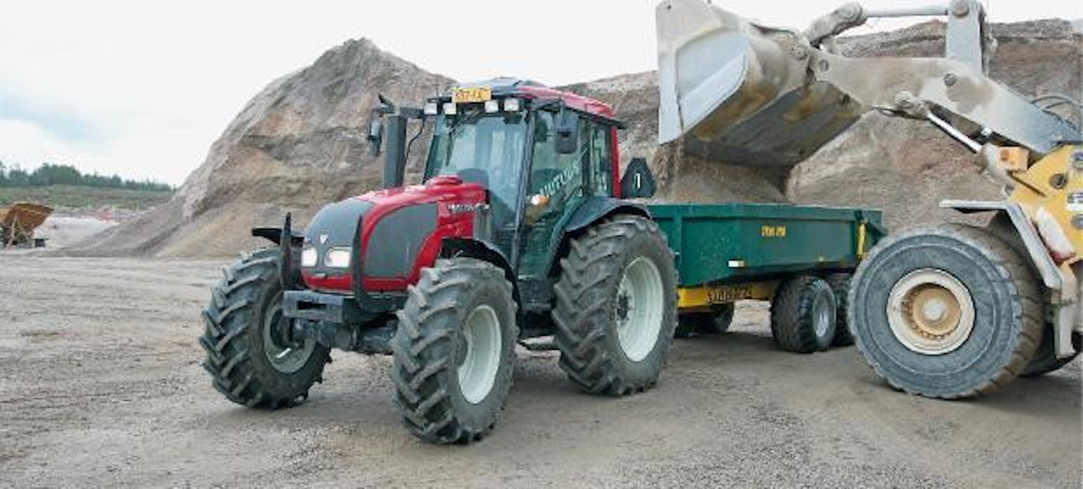 Valtra A93 HiTech soveltuu hyvin tilan yleiskoneeksi. Käyttöominaisuudet riittävät, pellolle, montulle ja myös täysipainoiseen kuljetusajoon.