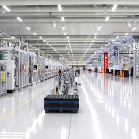 Valmet Automotiven akkutuotanto laajenee Uudenkaupungin tehtaalle avattavan suurjänniteakkujen tuotantolinjan myötä. Myös kuvan Salon tehtaan akkutuotanto laajenee. Kummallekin tehtaalle palkataan 200 akunrakentajaa lisää.