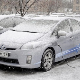 Ladattava Toyota Prius on yksi harvoista autoverouudistuksesta hyötyvistä ajoneuvoista. Useimmat käyttöautot kallistuvat huhtikuun alusta sadoilla tai tuhansilla euroilla. Jarmo Palokallio