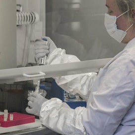 Pandemian tukahduttaminen onnistuu työryhmän mukaan useiden eri keinojen yhdistelmällä. Kuvassa koronavirusnäytteiden analysointia.