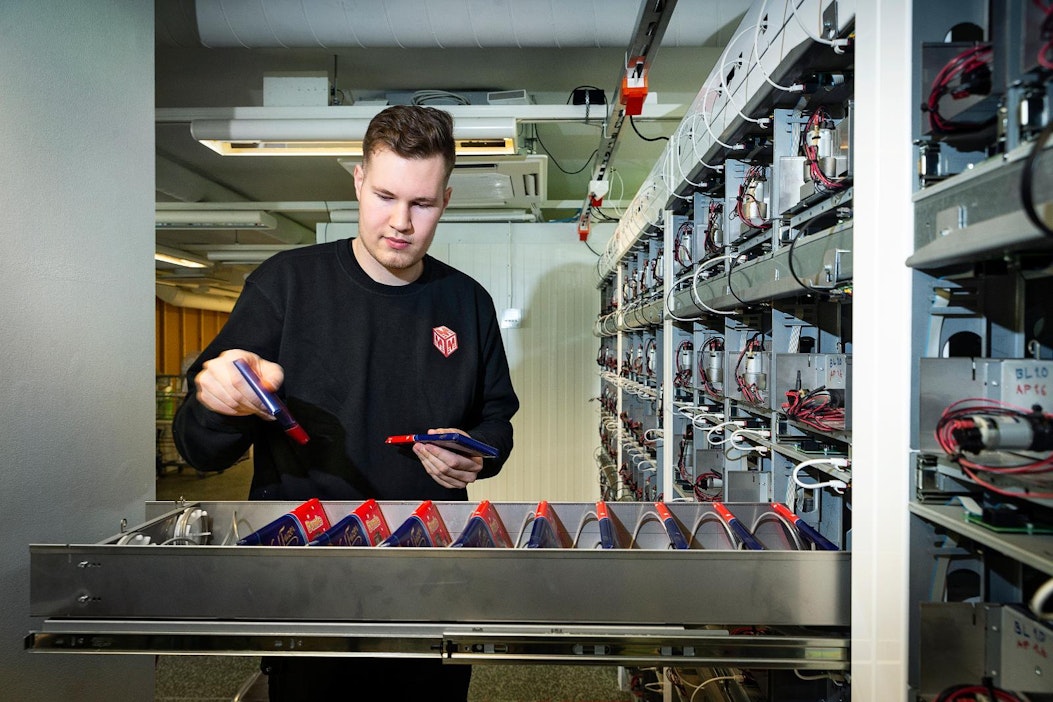 Patrik Pyrhönen käy 3–4 kertaa viikossa täyttämässä lokeroita Lahdessa.