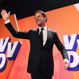 Hollannin pääministeri Mark Rutte oli voitonriemuinen, vaikka hänen puolueensa menetti parlamenttivaaleissa useita paikkoja.