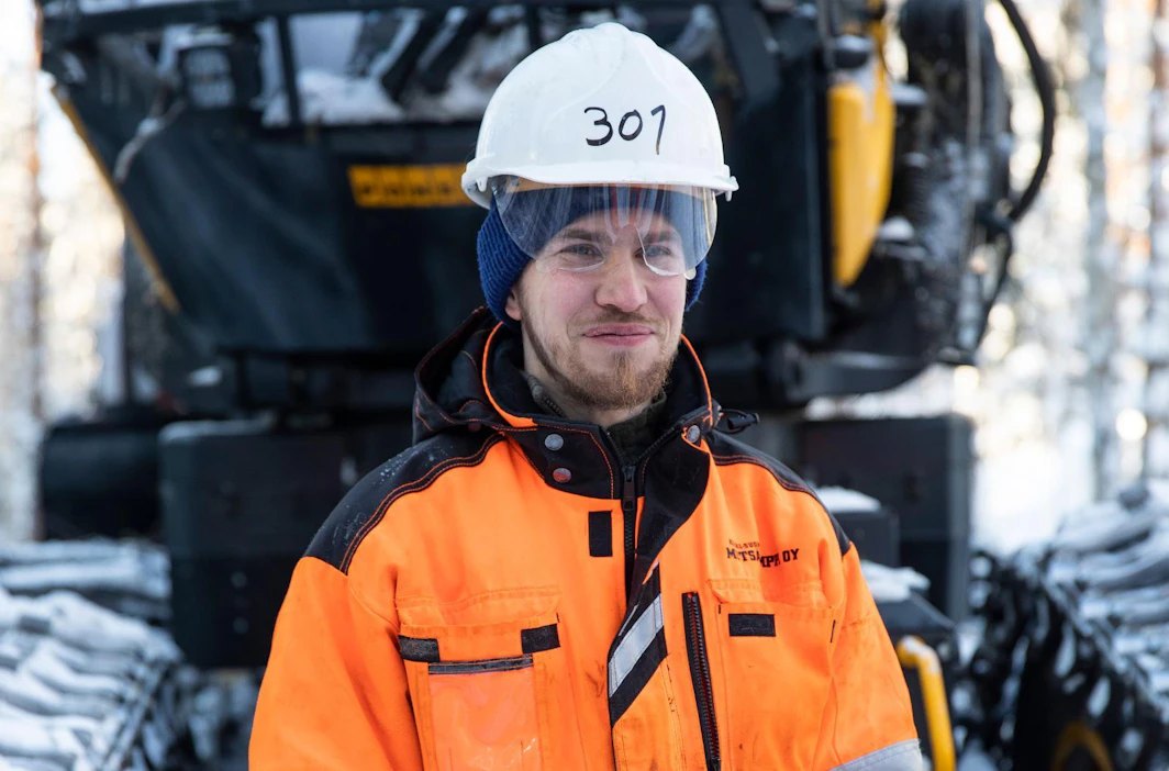 Koneenkuljettaja Jere Pasanen kertoo, että valtaosa puun myyjistä malttaa antaa motokuskille työrauhan.