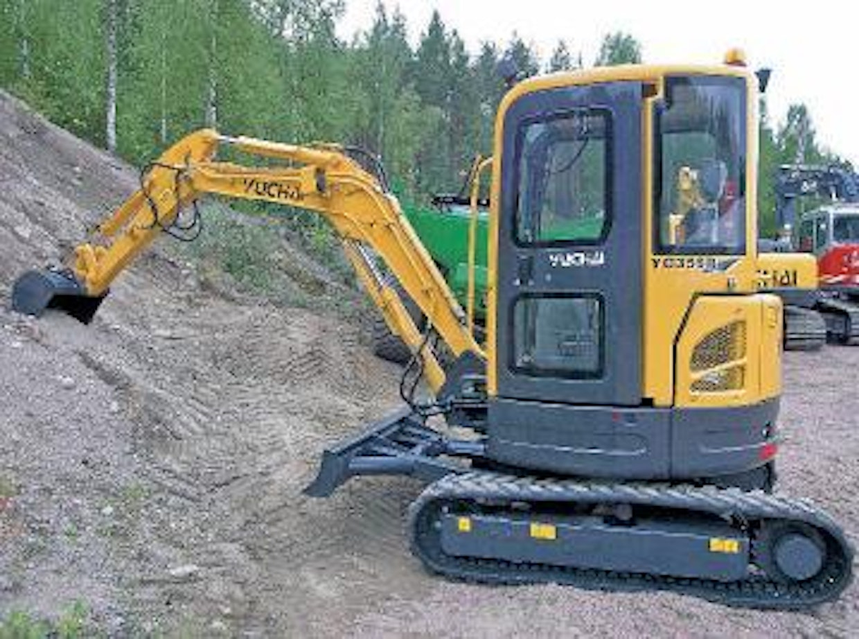 Yuchailta löytyy nyt lyhytperäinen minikaivukonemalli. YC 35 SR on työpainoltaan 3,8-tonninen ja suurin kaivu-ulottuvuus maanpinnan tasossa on 5,7 metriä. Moottorina on Kubota ja hydrauliikassa käytetään japanilaisia Kybin ja Toshiban komponentteja. Hinnaksi ilmoitetaan 33 900 euroa, alv 0. Maahantuojan Entrepot Traden mukaan Suomessa on töissä jo yli 150 Yuchai-kaivukonetta. Lisätietoja löytyy osoitteesta www.yuchai.fi. (IS)