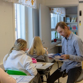 Mikko Simola työskentelee oppisopimuksella koulunkäynnin ohjaajana Lopen yläkoulussa. Hän kiittelee kuntaa hyvästä toiminnasta työllistämisessä.
