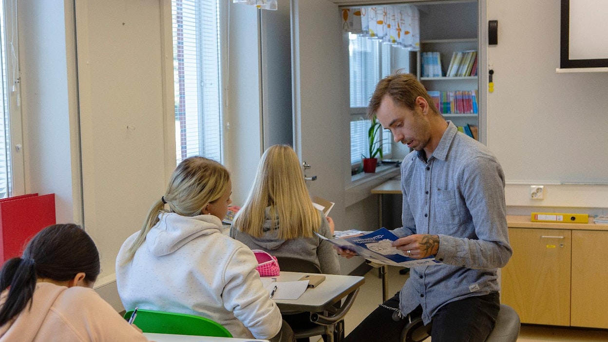Mikko Simola työskentelee oppisopimuksella koulunkäynnin ohjaajana Lopen yläkoulussa. Hän kiittelee kuntaa hyvästä toiminnasta työllistämisessä.