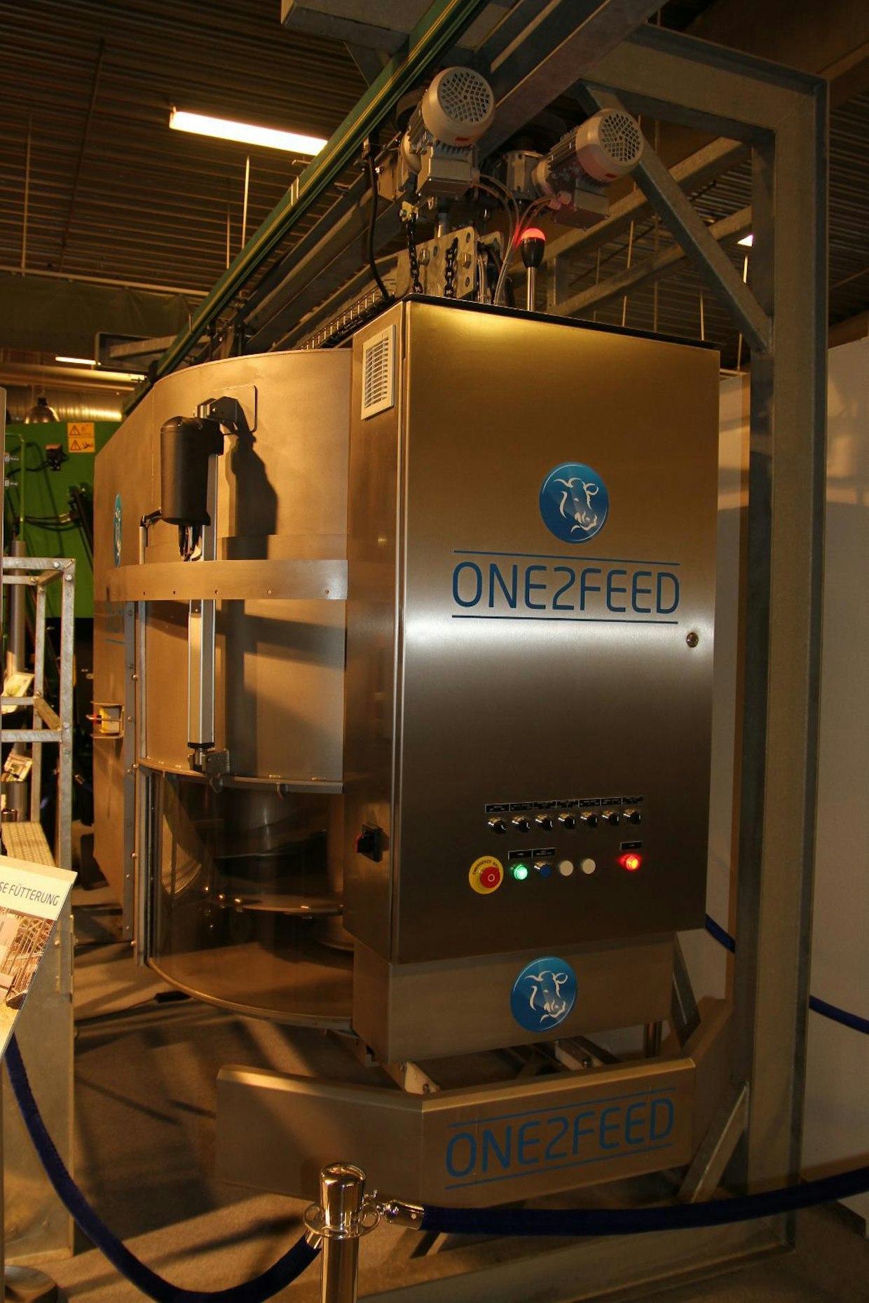 One2Feed on tanskalainen, täysautomaattinen ruokintajärjestelmä, jota on kehitetty vuodesta 2008. Ensimmäinen laite myytiin Suomeen viime kesänä. Ruostumattomasta teräksestä valmistettu 3,5 m3 apesekoitin on varustettu kahdella pystyruuvilla. Sekoitin kulkee raiteella, josta se saa myös 400 V sähköä käyttöönsä. Sekoittimen alla on aura, jolla se lykkää vanhan rehun lähemmäs eläimiä. Täyttöpöytiä on kiinteitä ja kärrylle rakennettuja. Kärrymallin voi viedä aumalle täytettäväksi. (TA)