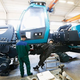 Profi-metsäkoneita valmistettiin Nivalassa. Konkurssiin ajautuneen suomalaisyrityksen tuotteiden valmistus saattaa jatkua Ruotsissa.