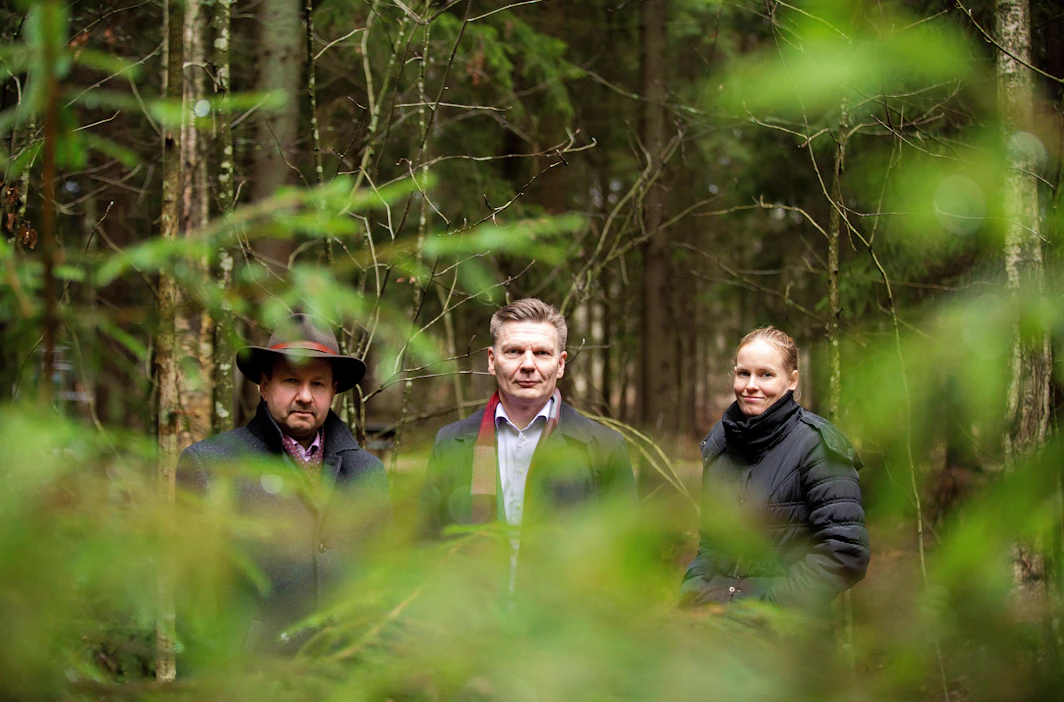 Metsämiesten Säätiön toimitusjohtajana toimii Ilari Pirttilä (vas.), hallituksen puheenjohtajana Juha Mäkinen ja hallintoassistenttina Aija Järnstedt. Säätiön toimisto on Helsingin Munkkivuoressa.