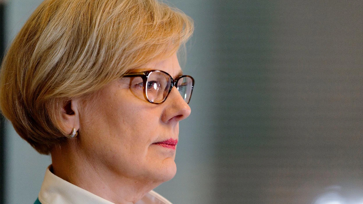 Melan hallitus päätti alentaa vakuutusmaksujen viivästyskorkoa maatalouden talousahdingon helpottamiseksi, kertoo Maatalousyrittäjien eläkelaitoksen toimitusjohtaja Päivi Huotari.