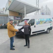 Vieremän kunnan kiinteistöpäällikkö Ahti Kilvensalmi luovuttaa kaasupakettiauton K-Raudan kauppiaalle Harri Heiskaselle.