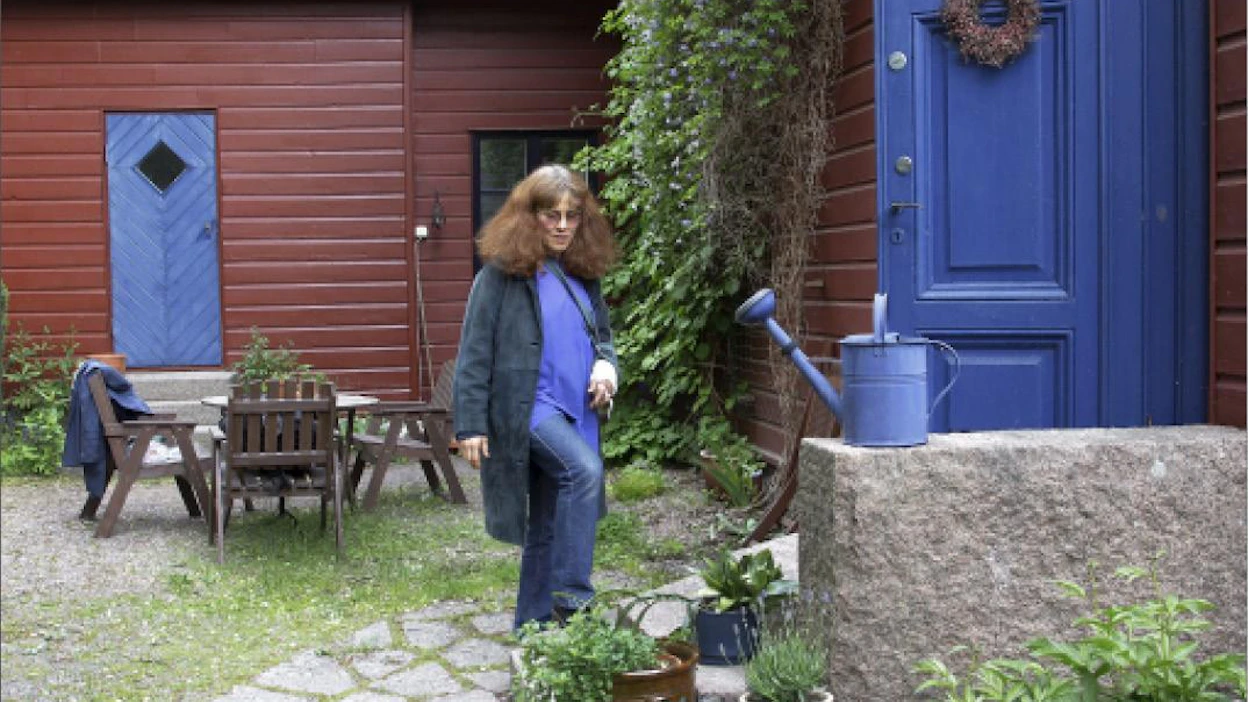 Mona Lagerbohm kaipaa Helsingistä ystäviään mutta on sopeutunut Loviisaan hyvin. Naapurustossa säteilyä on vain vähän. Jaana Kankaanpää