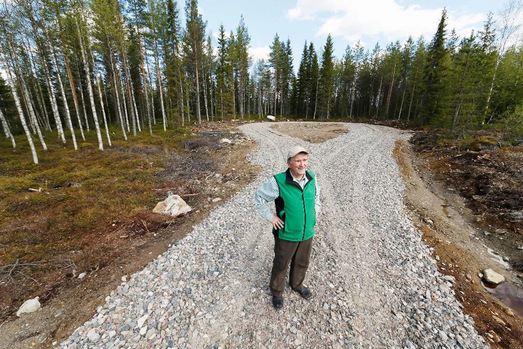 Suomussalmelainen Ari Korhonen suosittelee muitakin metsänomistajia olemaan tarkkana, kun sähköverkkoyhtiö ottaa yhteyttä.