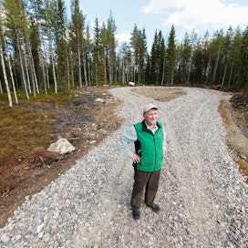 Suomussalmelainen Ari Korhonen suosittelee muitakin metsänomistajia olemaan tarkkana, kun sähköverkkoyhtiö ottaa yhteyttä.