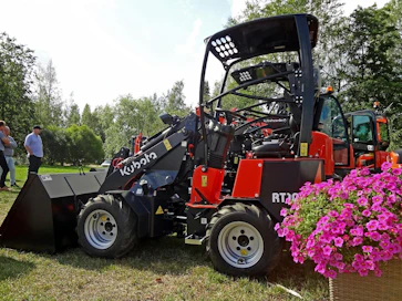 Kubota RT100 paistatteli auringossa Konesillan näyttelyosastolla. Kuormaimen työpaino on 1100 kg ja nostokorkeus 2,17 metriä. Avo-ohjaamollisen koneen hinta on 20 900 euroa (alv 0 %). (JL)