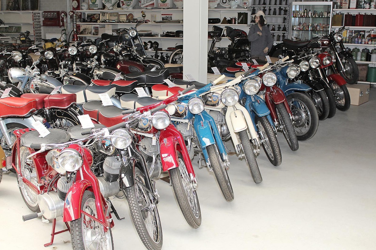 Moottoripyöräosastokin on hyvin laaja, kuvassa on vain pieni osa valikoimasta. Etualalla on komea NSU-rivi, takana muun muassa TWN, Ardie, Puch, Horex ja BSA. Kauempana on vielä hyvä joukko AJS:iä ja muita eurooppalaisia museopyöriä, sekä linssin ulottumattomissa pari riviä 1950- ja 60-luvun skoottereita.