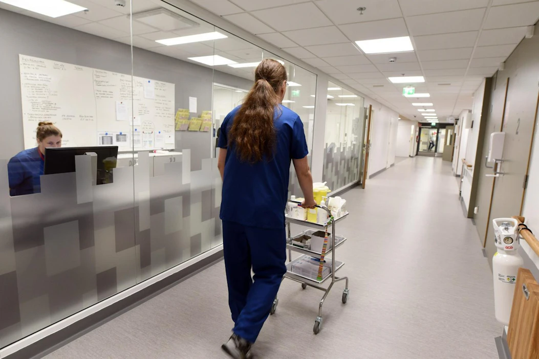 Kuntapäättäjien mukaan erityisen hankala tilanne on sosiaali- ja terveysalalla, jossa esimerkiksi hoitajien vakansseja jää täyttämättä. LEHTIKUVA / TOMI HIRVINEN