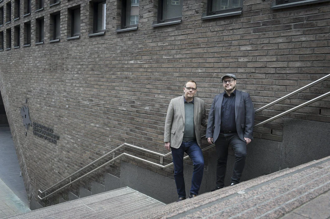 Historiantutkijat Aapo Roselius (vas.) ja Tuomas Tepora ovat perehtyneet laajasti Suomen menneisiin sotiin ja niihin liittyviin poikkeusoloihin. LEHTIKUVA / Emmi Korhonen