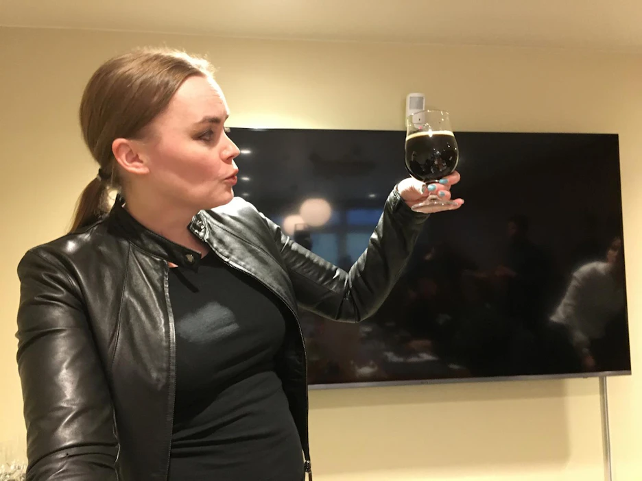 Kun Hannele Alakarhu katsoo uutta kehittämäänsä porteria, hänen silmissään näkyy mustan ja teräksen värejä.