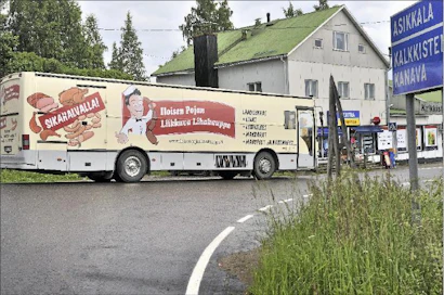 Iloisen pojan lihakauppa pysähtyy Asikkalan Kalkkisissa sekä kylän keskustassa että venesatamassa. Tiistain kierrokseen kuuluvat myös Hartola ja Sysmä. Harri Nurminen