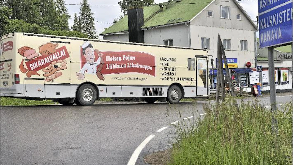 Iloisen pojan lihakauppa pysähtyy Asikkalan Kalkkisissa sekä kylän keskustassa että venesatamassa. Tiistain kierrokseen kuuluvat myös Hartola ja Sysmä. Harri Nurminen
