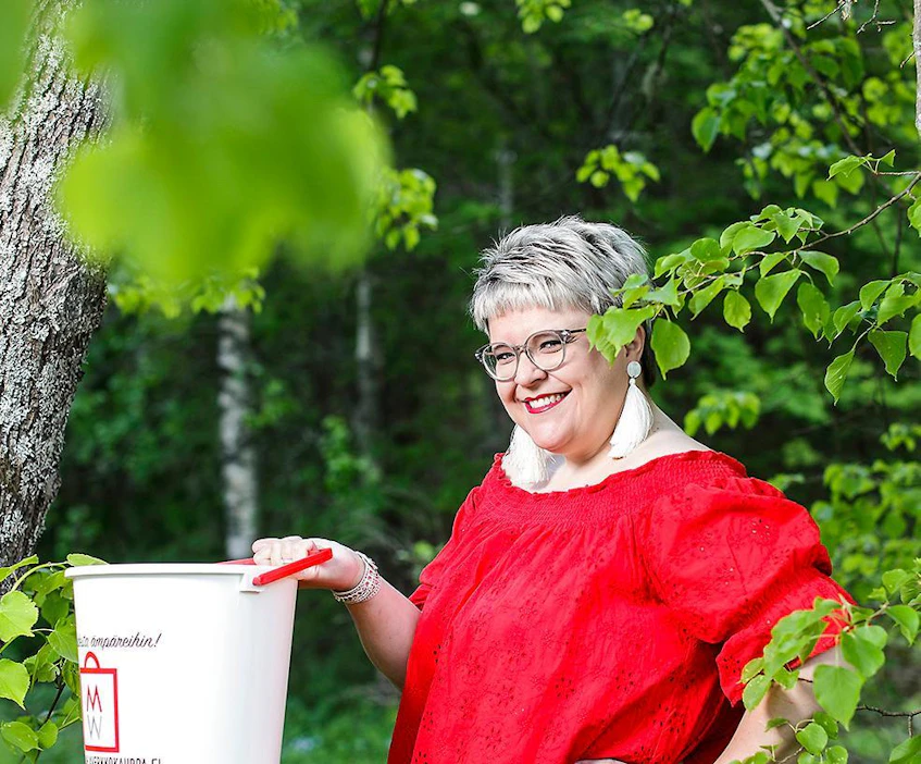 Ämpärit kuuluvat mainoslahjojen kestosuosikkeihin, kertoo mainoslahjayrittäjä Maria Lampinen. Mainoslahjaa suunnitellessa persoonallisuus on valttia.