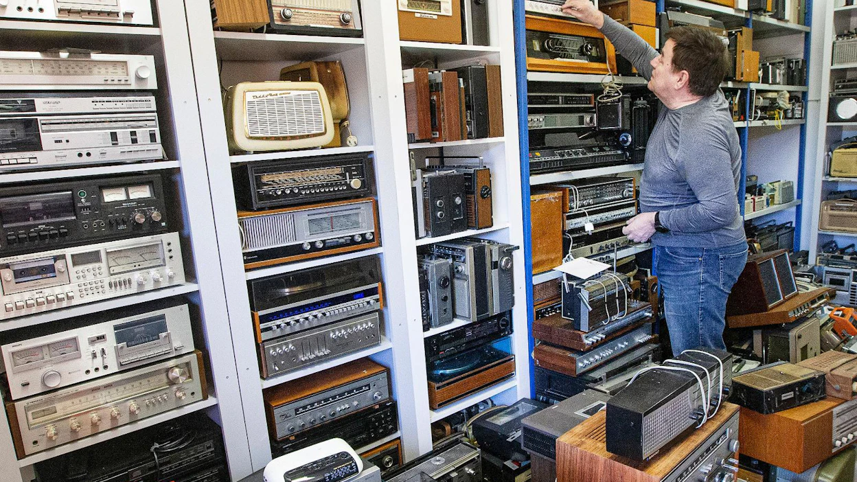 Pentti Haka keräilee erilaisia radio- ja mittalaitteita. Erityisesti hän pitää 1960-luvun radioista. ”Ne ovat sympaattisia ulkopuolelta ja kauniita myös sisältä.”
