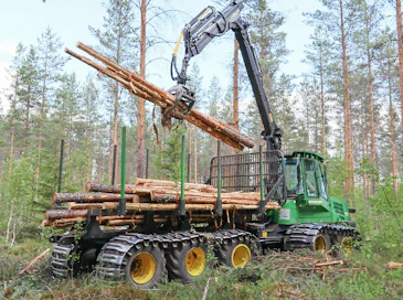 Pohjanmaalla on tunnetusti paljon pehmeitä turvealueita. Ojitusten ansiosta Suomen rajusti suurentunutta puuvarantoa on korjaamassa myös erikoisempia koneita. Yksi niistä on Ari ja Tommi Pentinmäen lisäakselistollinen JD 810D -kuormatraktori. Se tuo puut pehmeimmiltäkin kasvupaikoilta.