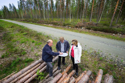 Biotuotetehtaan sijoituspaikkaa Paltamon teollisuusalueella tutkivat NC Partneringin laitossuunnittelun asiantuntija Aimo Mustamäki (vas.), KaiCell Fibersin hallituksen varapuheenjohtaja Hannu Heikkinen ja toimistopäällikkö Sanna Nikola-Määttä.